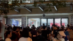 2023年7月21日晚，西安市众多学生家长到信访接待中心门口表达抗议回流生相关政策的诉求。（李老师推特视频截图）