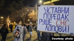 Učesnici devetog protesta ispred sedišta Republičke izborne komisije zbog izbornih nepravilnosti, u organizaciji liste Srbia protiv nasilja, u Beogradu, 26. decembra 2023. (Foto: FoNet)