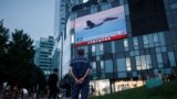 Seorang pria menonton siaran berita CCTV yang menunjukkan jet tempur di dekat Taiwan oleh Komando Teater Timur Tentara Pembebasan Rakyat China (PLA), di sebuah pusat perbelanjaan di Beijing, China, 3 Agustus 2022. (Foto: REUTERS/Thomas Petrus)