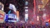 Orang-orang menyaksikan confetti beterbangan setelah jam menunjukkan tengah malam saat perayaan Tahun Baru di Times Square, di New York City, New York, AS, 1 Januari 2024. (Foto: REUTERS/Andrew Kelly)