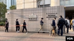 香港壹传媒创办人黎智英国安案1月2日踏入第4日审讯，警方在法院大楼外高度戒备，进入法院旁听的队伍都有警员带同警犬驻守 (美国之音/汤惠芸)
