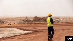 Un mineur marche sur la décharge de la mine de Cominak près d'Arlit, La Compagnie minière d'Akouta (Cominak) est exploitée par le groupe français Areva, aujourd'hui Orano. AFP / Olympia De Maismont