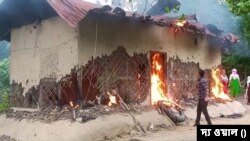 মণিপুরে কুকি নারীদের অবমাননার প্রতিবাদে অভিযুক্ত মেইতেই তরুণের বাড়িতে আগুন দিলেন মেইতেই মহিলারাই