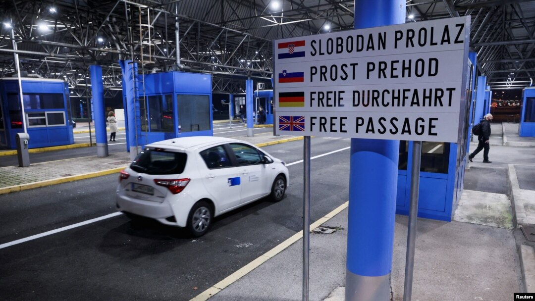 Sebuah mobil melewati pelintasan perbatasan di Bregana, Kroasia, setelah Kroasia masuk dalam wilayah Schengen, 1 Januari 2023. Kosovo akan menyusul langkah Kroasia untuk mendapat fasilitas bebas visa Schengen pada 1 Januari 2024. (Foto: Borut Zivalovic/Reuters)