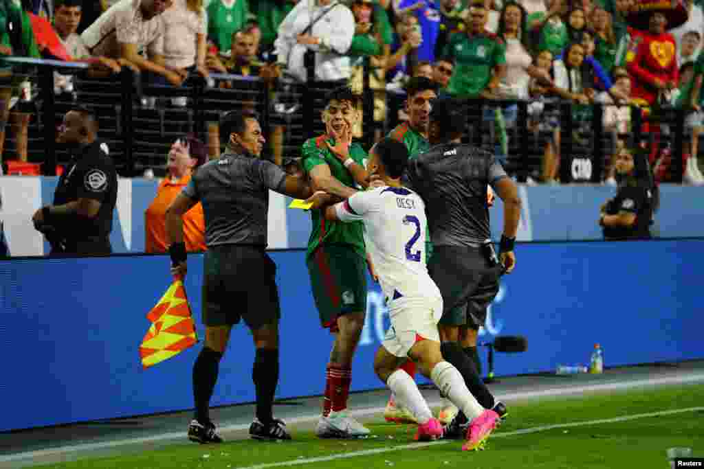 Sergino Dest, defensor estadounidense,&nbsp; empuja al mexicano Gerardo Arteaga durante la segunda mitad del partido entre Estados Unidos y México.