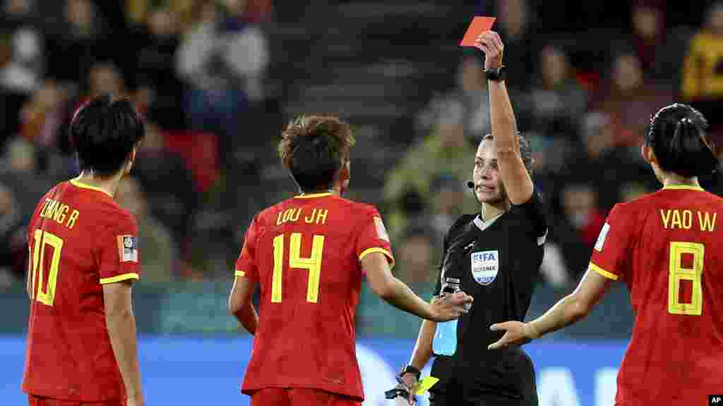 از حاشیه رقابت تیم فوتبال زنان در رقابت&zwnj;های جام جهانی فوتبال زنان؛ تیم&zwnj;های چین و هایتی&nbsp; &nbsp;