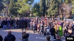 Protest zaposlenih u crnogorskom pravosuđu ispred zgrade vlade u Podgorici (Foto: VOA)