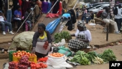 Wauza mboga mtaani katika mji wa Eldoret. Picha na Simon MAINA / AFP.