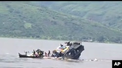 Potongan gambar dari sebuah video yang menunjukkan sebuah kapal tenggelam di sungai Kongo di luar Kota Kinshasa, pada 12 Februari 2024. (Foto: AP)