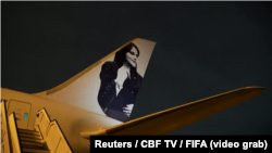 هواپیمای حامل بازیکنان تیم ملی فوتبال زنان برزیل با تصویر مهسا امینی