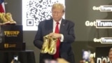 ဒေါ်လာ ၄၀၀ တန် Trump ရွှေရောင် ရှူးဖိနပ်