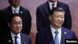 Japan's Prime Minister Fumio Kishida and Chinese President Xi Jinping pose for a family photo during Asia-Pacific Economic Cooperation (APEC) CEO Summit in San Francisco, California, U.S. November 16, 2023. REUTERS/Carlos Barria