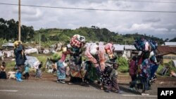 L'intensification des combats pousse des milliers de civils paniqués de Saké, cité considérée comme stratégique sur la route de Goma, à s'enfuir pour échapper aux bombardements.