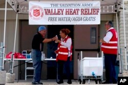 Volonteri Vojske spasa dijele vodu građanima u Phoneixu u Arizoni 11. jula 2023.
