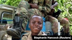 Seorang tentara anak-anak tentara Chad di Am Timan pada 2006. Sekitar 10 ribu anak masih ikut berperang bersama kelompok-kelompok bersenjata di Republik Afrika Tengah, setelah lebih dari satu dekade perang sipil berakhir. (Foto: REUTERS/Stephanie Hancock)