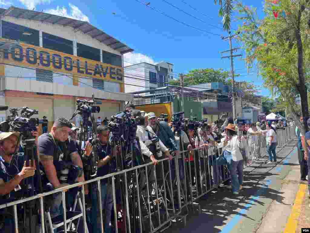 Periodistas de medios de comunicación nacionales e internacionales a la espera de la llegada de Nayib Bukele a uno de los centros de votación en San Salvador, donde votaría el candidato presidencial.