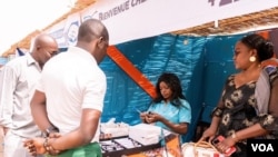 Un stand du Salon des lunettes à Ouagadougou.