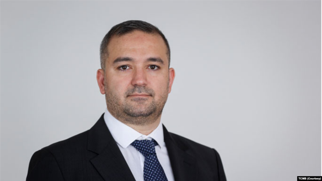 Hafize Gaye Erkan’ın istifası üzerine, Merkez Bankası başkanlığına Cumhurbaşkanı Recep Tayyip Erdoğan’ın imzasıyla Fatih Karahan atandı. Resmi Gazete’de yayınlanan kararda, Erkan için “görevden alınmıştır” ifadesi kullanıldı. 