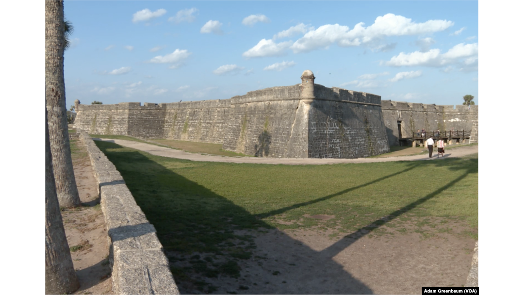 Castillo de San Marcos, sebuah benteng yang dibangun oleh Spanyol pada tahun 1695, adalah bangunan tertua yang bertahan di St. Augustine, Florida, 28 Februari 2023.