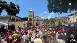 Pagar promesa en Naiguatá, un pueblo costero de Venezuela, donde se celebra la tradición religiosa desde hace siglos