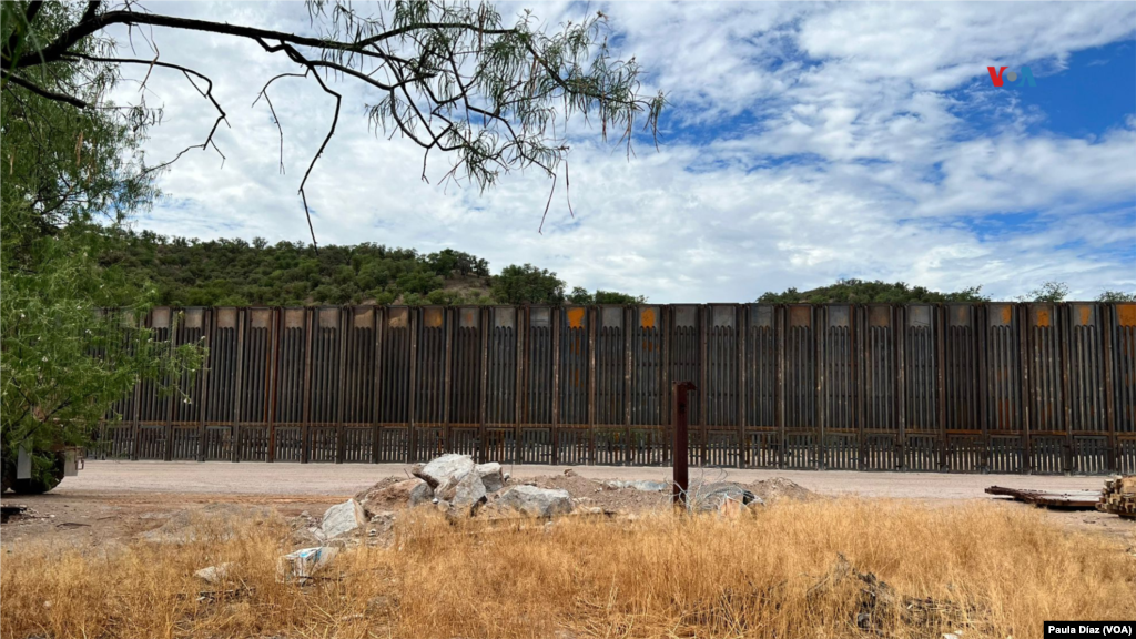  La Patrulla Fronteriza se encuentra sellando las brechas en el muro fronterizo, puntos previamente utilizados por grandes grupos de inmigrantes para entregarse a las autoridades. 
