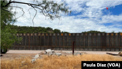 El muro en el área de Arizona, en la frontera de EEUU y México, puede verse el 25 de junio de 2024 durante un recorrido con la Patrulla Fronteriza. 