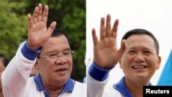 ကမ္ဘောဒီးယားနိုင်ငံ CPP ပါတီက လက်ရှိဝန်ကြီးချုပ် Hun Sen (ဝဲ) နဲ့ သူ့ရဲ့သားဖြစ်သူ Hun Manet (ယာ)