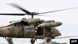 FILE - Latihan di Gotemba 26 Agustus 2007 menggunakan Helikopter multiguna Pasukan Bela Diri Darat Jepang UH-60JA dari jenis yang sama dengan helikopter yang hilang di dekat sebuah pulau di prefektur selatan Okinawa6 April, 2023. (TORU YAMANAKA / AFP)