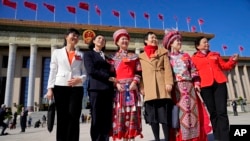 资料照片：2022年3月5日，妇女代表在北京举行的全国人大会议开幕后在人民大会堂外合影留念。（美联社照片）