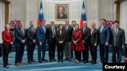 美国国会众议院军事委员会主席迈克·罗杰斯率领多位委员会两党成员对台湾进行为期三天访问，于6月28日和台湾总统蔡英文会面。（照片来源：台湾总统府）
