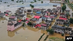 中国江西省九江的洪水淹了城镇和街道。（2024年7月2日）