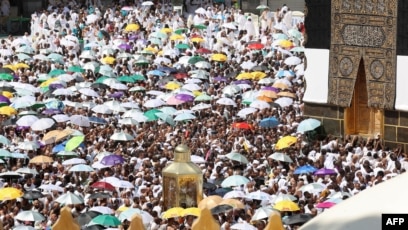 Jemaah haji dari berbagai negara mengatasi suhu panas yang menyengat ketika melakukan ibadah haji tahunan di Masjidil Haram, Mekkah, Arab Saudi Kamis (28/6). 