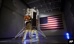 Wahana pendarat bulan IM-1 Nova-C milik perusahaan Intuitive Machine tampak di Houston pada Oktober 2023. (Foto: Intuitive Machine/AP)