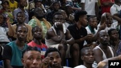 Les supporters nigérians réagissent après la victoire de la Côte d'Ivoire en regardant la finale de la CAN 2024 entre la Côte d'Ivoire et le Nigeria qui se joue en Côte d'Ivoire, au stade Onikan de Lagos, le 11 février 2024.