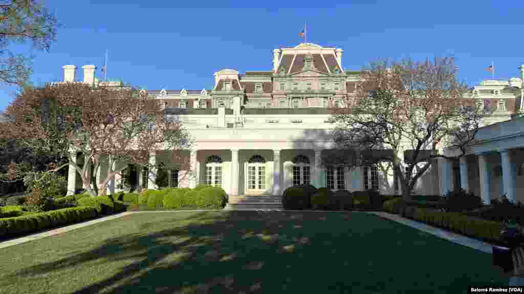 La estructura del jardín de rosas de la Casa Blanca le ha dado la vuelta al mundo por servir como escenario al aire libre para los presidentes que sobre su césped celebran discursos, firmas de leyes y recepciones diplomáticas.