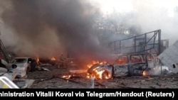 Vatrogasci gase vatru u oblasti oštećenoj tokom ruskog raketnog udara u Rivneu, Ukrajina, 21. septembra 2023.