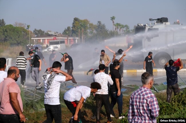 İncirlik Hava Üssü’ne girmeye çalışan kalabalığa polis biber gazı ve tazyikli su ile müdahale etti.