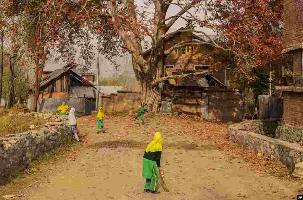 Anak-anak sekolah Kashmir bermain kriket di pinggiran ibu kota Srinagar, wilayah Kashmir yang dikuasai India. (AP)&nbsp;