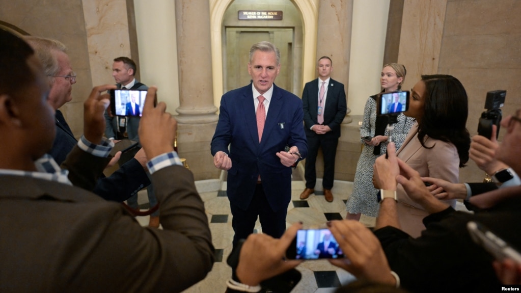 El presidente de la Cámara de Representantes de Estados Unidos, Kevin McCarthy, habla con los periodistas mientras se acerca la fecha límite para evitar un cierre parcial del gobierno en el Capitolio en Washington, el 28 de septiembre de 2023.