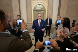 Ketua DPR AS Kevin McCarthy dari Partai Republik, berbicara kepada wartawan menjelang tenggat waktu untuk mencegah penutupan sebagian operasi pemerintah di Gedung Capitol di Washington DC, 28 September 2023.