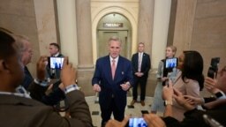 Ketua DPR AS Kevin McCarthy berbicara kepada wartawan menjelang tenggat waktu untuk mencegah penutupan sebagian pemerintah di Capitol Hill di Washington, 28 September 2023.