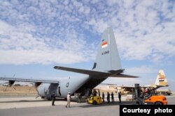 Pesawat Hercules TNI Angkatan Udara C-130-J yang menerjunkan bantuan kemanusiaan di Gaza hari Selasa (9/4) (courtesy: Puspen TNI).