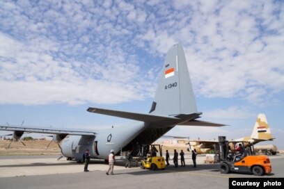 Pesawat Hercules TNI Angkatan Udara C-130-J yang menerjunkan bantuan kemanusiaan di Gaza hari Selasa (9/4) (courtesy: Puspen TNI).