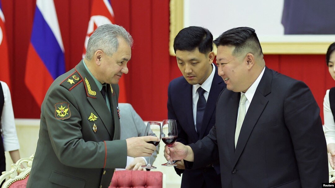 Ruski ministar odbrane Sergej Šojgu na prijemu čiji je domaćin Kim Džong Un, povodom 70. godišnjice završetka Korejskog rata