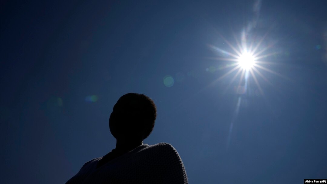 Majka učenika čija prijava za seksualni napad je objavljena onlajn nakon rensomver napada stoji ispred kancelarija Javnih škola Mineapolisa, 1. juna 2023. godine. (AP Photo/Abbie Parr)