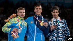 Buenos-Ayresdagi o‘smirlar Olimpiadasida kumush medalni qo‘lga kiritgan ukrainalik bokschi Maksim Galinichev (chapda), 2018-yil, 18-oktabr.