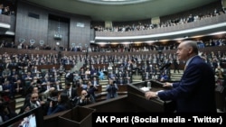 AK Parti lideri sıfatıyla yaklaşık iki ay aradan sonra TBMM’de partisinin grup toplantısında konuşan Erdoğan, 31 Mart yerel seçim sonuçlarını değerlendirdi. Erdoğan CHP’ye “iktidar olmadığı”, parti teşkilatınaysa “kadrolarda değişim olacağı” mesajlarını verdi. 