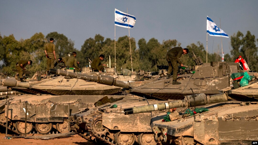 Xe tăng Israel trên biên giới giữa Gaza và miền nam Israel hôm 31/12. 