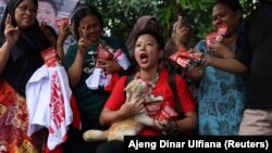 Francine Widjojo, 44, calon anggota DPRD dari Partai Solidaritas Indonesia (PSI) berkampanye di Jakarta, 28 Januari 2024. (Foto: REUTERS/Ajeng Dinar Ulfiana)