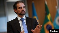 FILE - Direktur departemen Kerjasama Internasional Kepolisian Federal dan Wakil Presiden Interpol untuk Amerika, Valdecy Urquiza, dalam wawancara dengan Reuters di Brasilia, Brazil, 2 Februari 2024. (REUTERS/Adriano Machado)